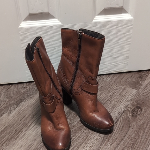 Clarks Shoes - Clarks Chestnut Heeled Boots